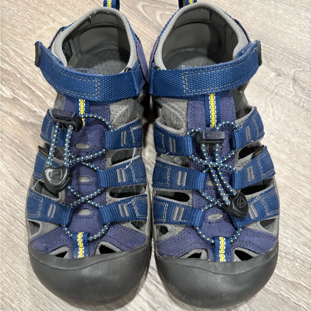 Boys keen water shoes size 4
